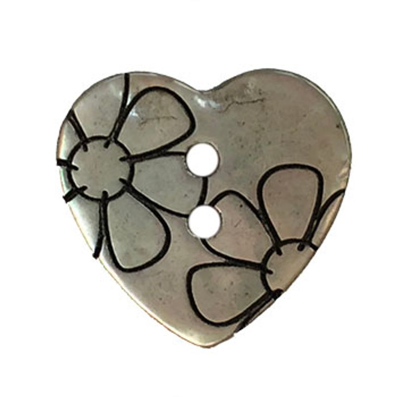 Hjerteformet perlemorsknapp med blomster 20mm