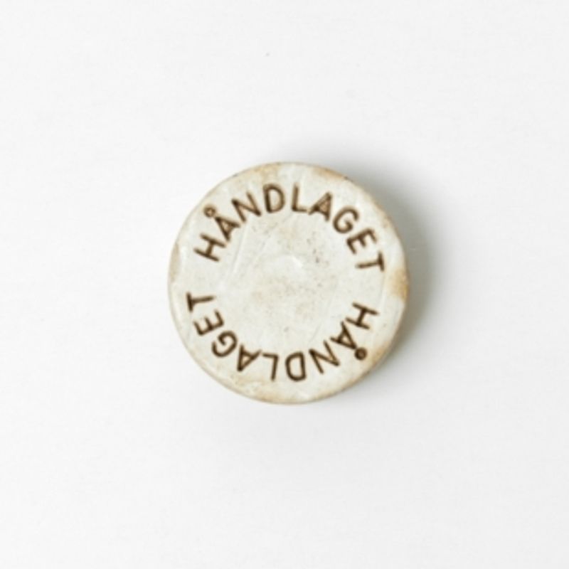 Håndlaget knapp